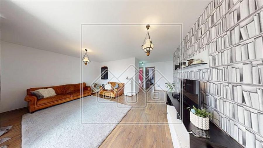 Apartament cu 3 camere decomandat în Șelimbăr