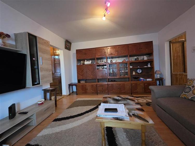 Apartament cu 2 camere semidecomandat în 1 Decembrie