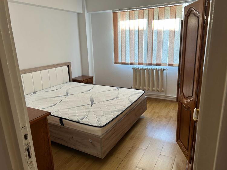 Apartament cu 3 camere semidecomandat în Boldești