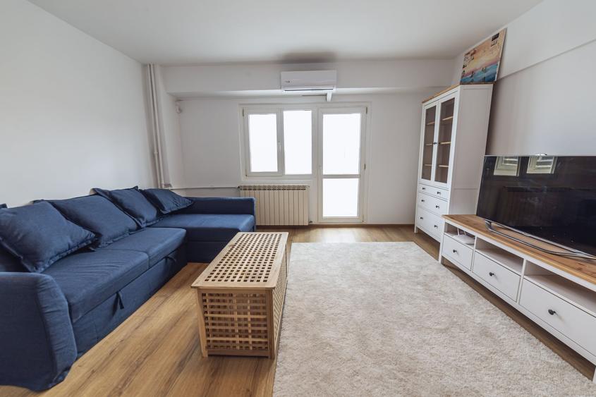 Apartament cu 3 camere decomandat, mobilat în Văcăresti