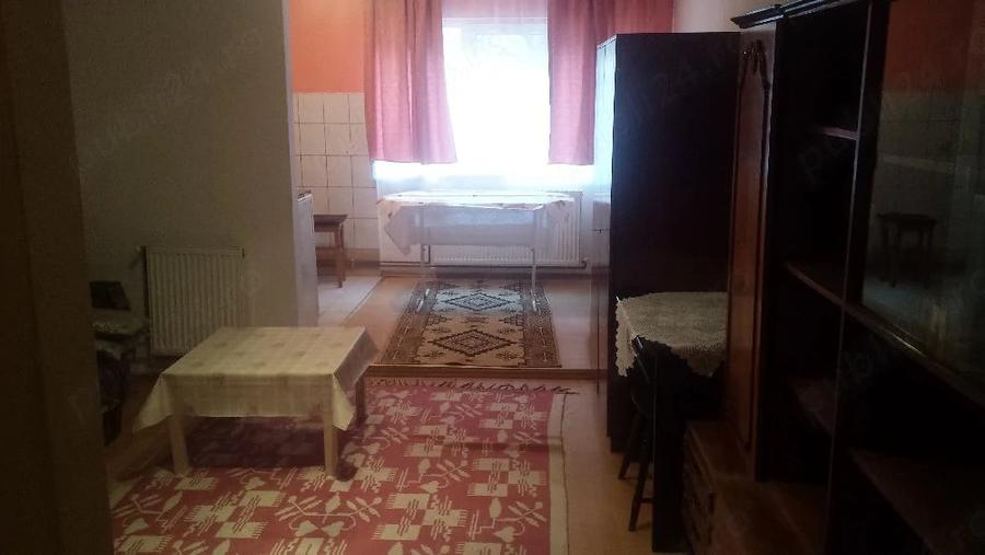 Garsonieră decomandată în Central