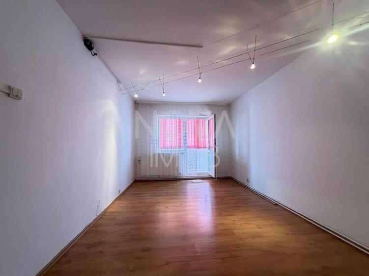Apartament cu 3 camere decomandat, mobilat în Periferie