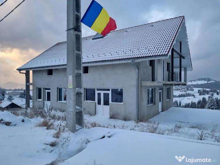 Casă cu 7 camere cu Teren 1251 Mp în Piatra