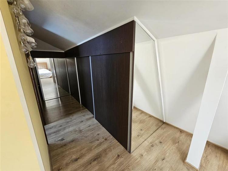 Casă individuală cu 8 camere cu Teren 60 Mp în Brașovul Vechi