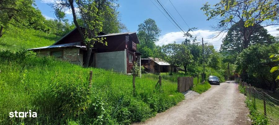 Casă cu 2 camere decomandat cu Teren 1745 Mp în Central