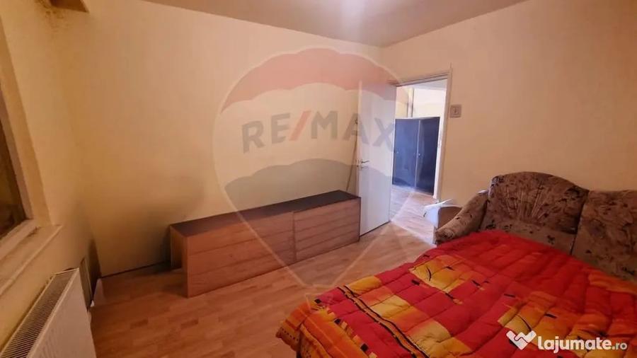 Apartament cu 3 camere semidecomandat în Central
