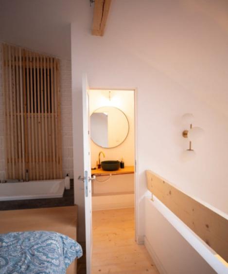 Apartament cu 3 camere semidecomandat în Semicentral