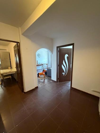 Apartament cu 3 camere decomandat, mobilat în Est