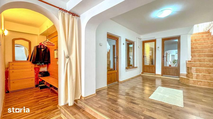 Casă cu 10 camere cu Teren 1422 Mp în Central