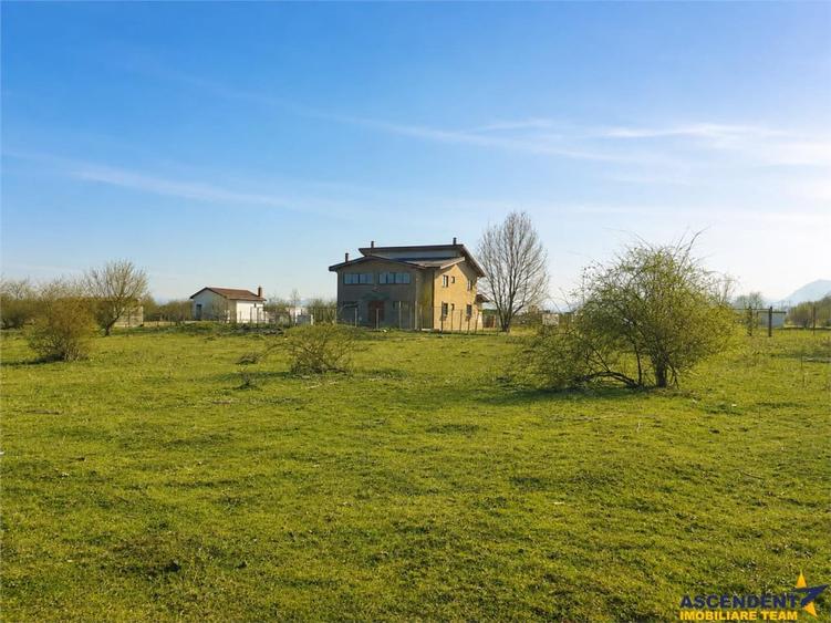 Teren de 3250 mp, în Sânpetru