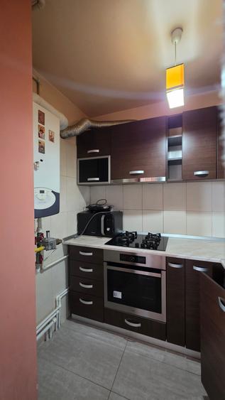 Apartament cu 3 camere semidecomandat în Vitan-Bârzești