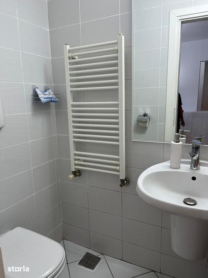 Apartament cu 3 camere semidecomandat în Aviatorilor