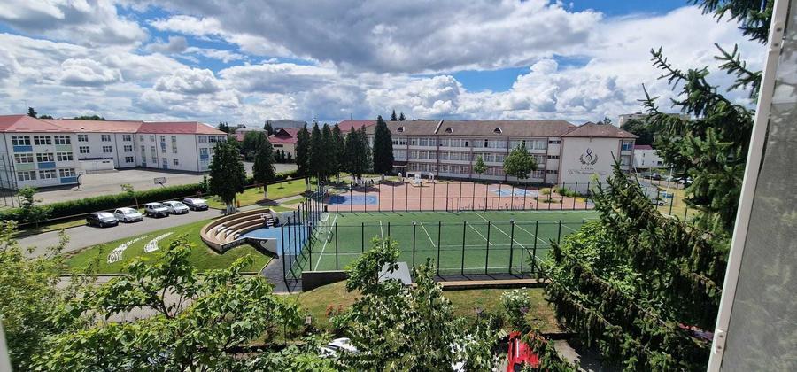 Apartament cu 4 camere decomandat în Săsar