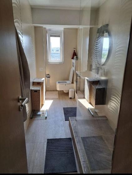 Apartament cu 4 camere decomandat în Victoriei