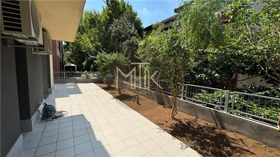 Apartament cu 3 camere semidecomandat, mobilat în Nordului