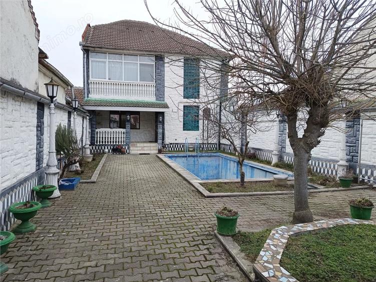 Casă cu 2 camere cu Piscina în Central