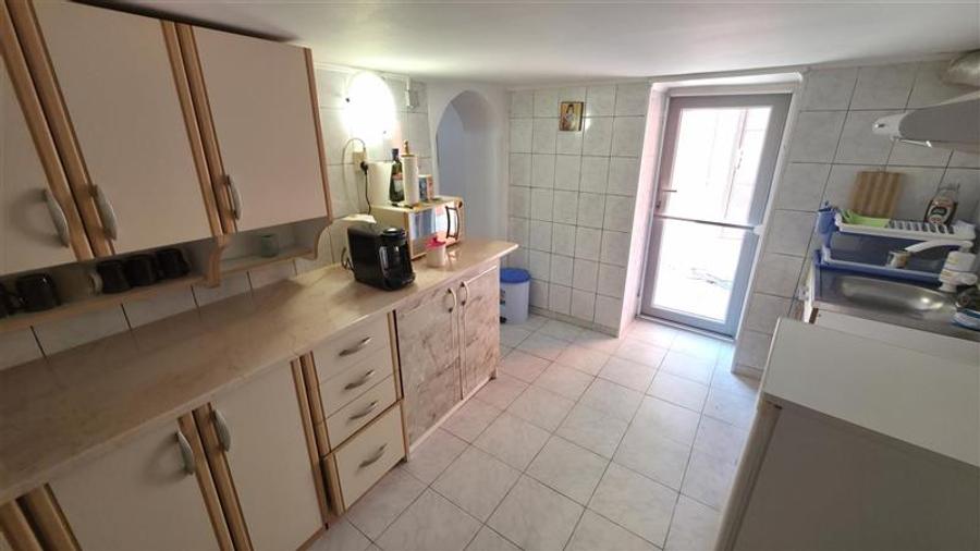 Casă individuală cu 8 camere cu Canalizare în Vest