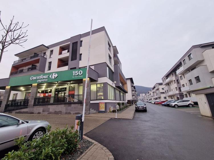 Apartament cu 3 camere semidecomandat, mobilat în Florești
