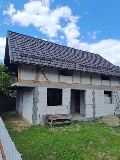 Casă cu 5 camere cu Teren 1800 Mp în Stânca