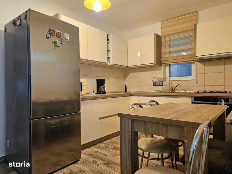 Apartament cu 3 camere decomandat în Tractorul