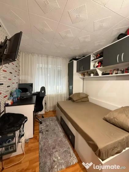 Apartament cu 3 camere semidecomandat în Comuna din Paris
