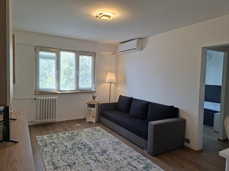 Apartament cu 2 camere semidecomandat în P-ța Victoriei