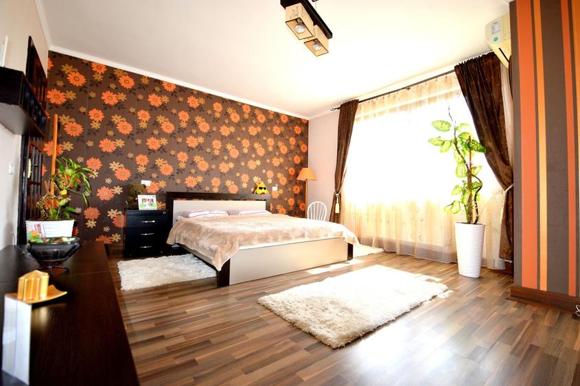 Casă individuală cu 8 camere cu Canalizare în Sânandrei
