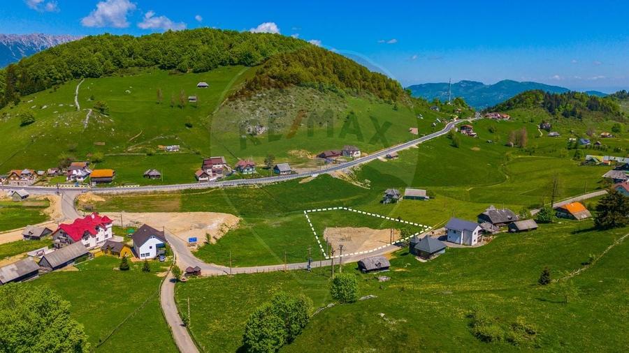 Teren Construcții intravilan de 3962 mp, în Fundata