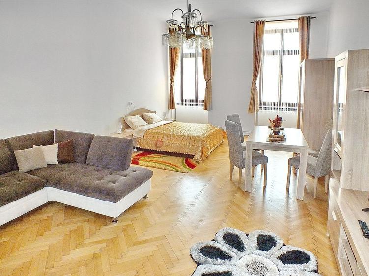 Apartament cu 4 camere semidecomandat în Centrul Istoric
