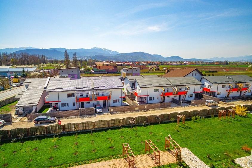 Casă individuală cu 4 camere cu Canalizare în Stupini