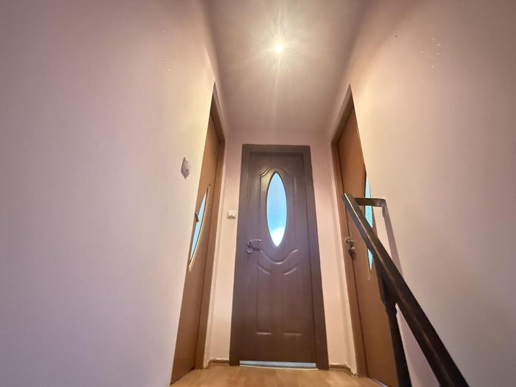 Apartament cu 4 camere semidecomandat, mobilat în Aradului