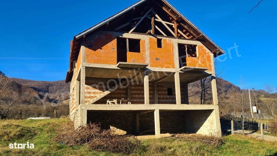Casă cu 4 camere în Corbeni