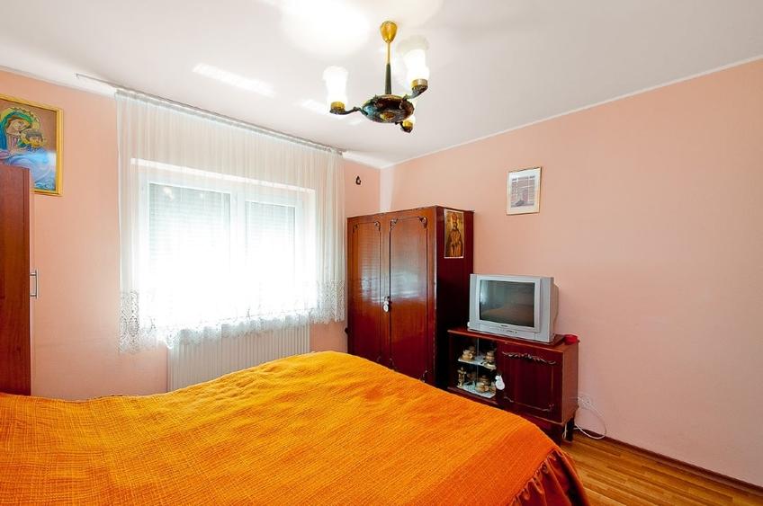 Apartament cu 2 camere decomandat, mobilat în
