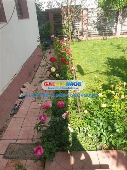 Casă cu 8 camere cu Garaj în Odăi