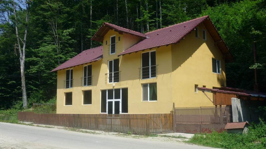 Casă individuală cu 11 camere cu Canalizare în Moroeni