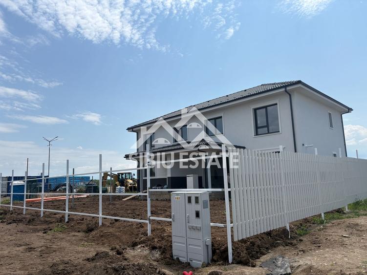 Casă individuală cu 4 camere cu Canalizare în Șura Mică