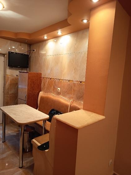 Apartament cu 3 camere decomandat, mobilat în Malu Roșu