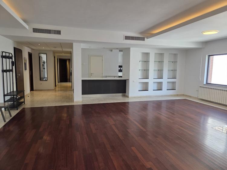Apartament cu 4 camere decomandat în Dorobanți