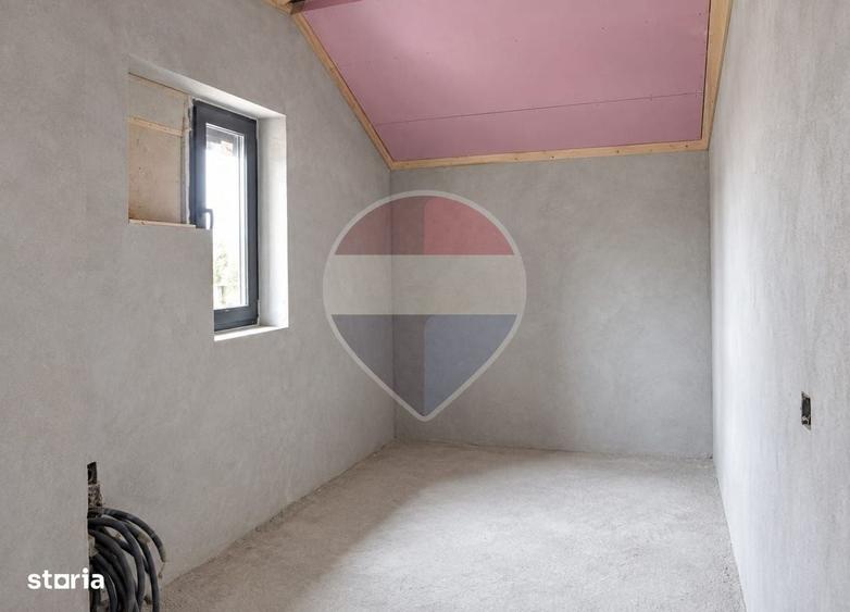 Casă cu 4 camere cu Teren 498 Mp în CFR