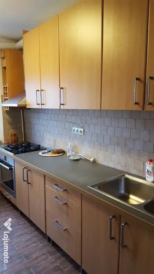 Apartament cu 4 camere semidecomandat în Crângași