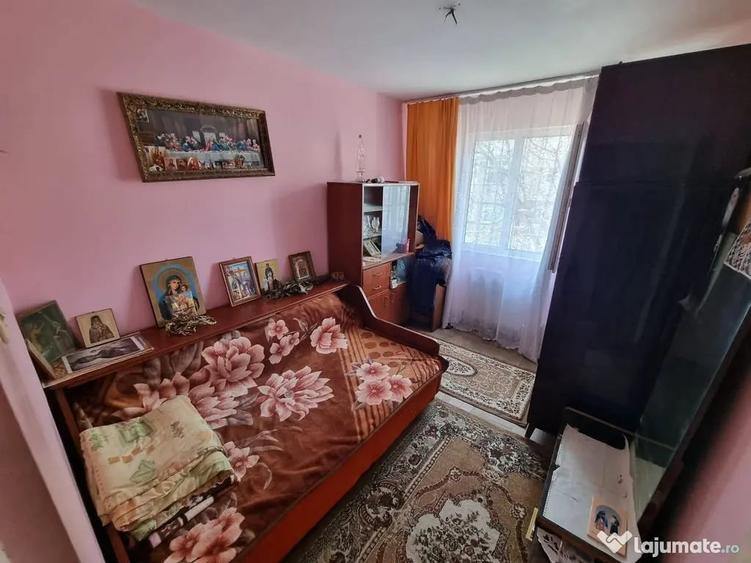 Apartament cu 3 camere semidecomandat în Km 4