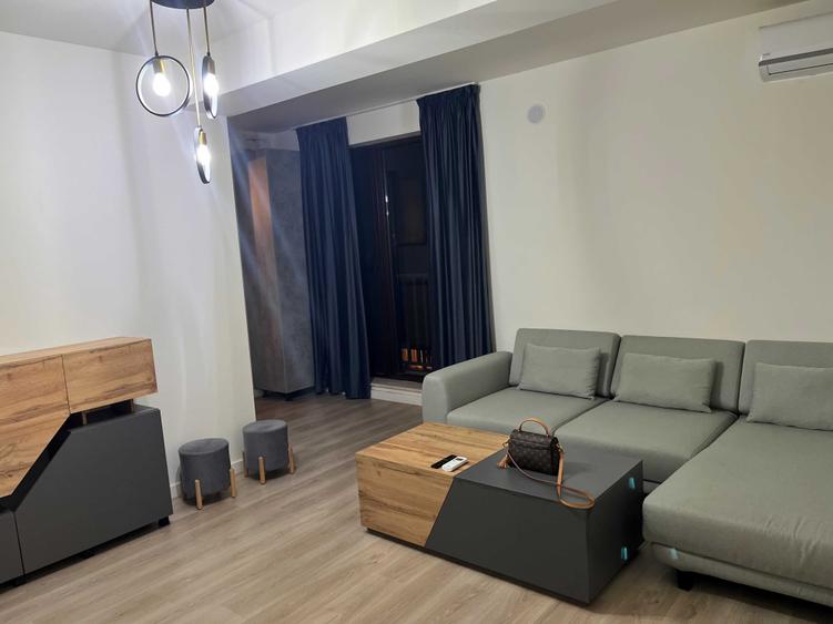 Apartament cu 2 camere semidecomandat, mobilat în Central