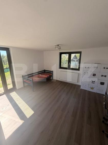 Casă individuală cu 5 camere cu Teren 3600 Mp în Periferie