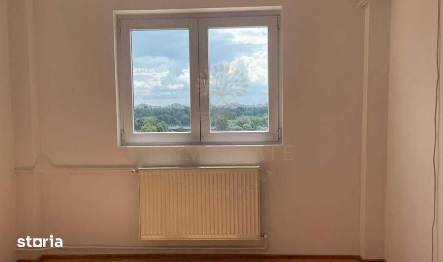 Apartament cu 3 camere semidecomandat în Tineretului