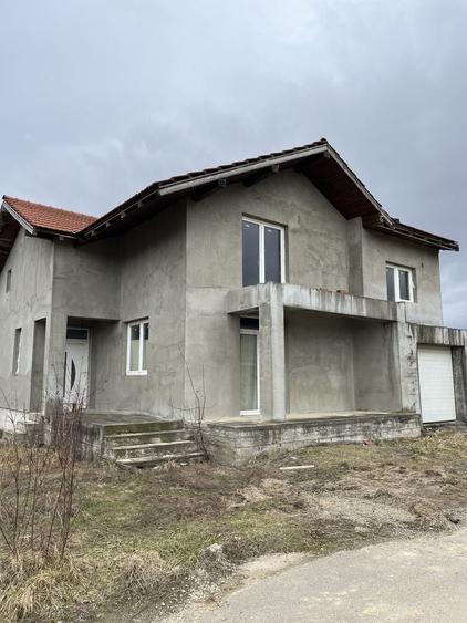 Casă cu 4 camere în Central