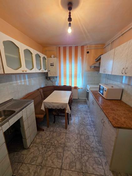 Apartament cu 3 camere semidecomandat în Central