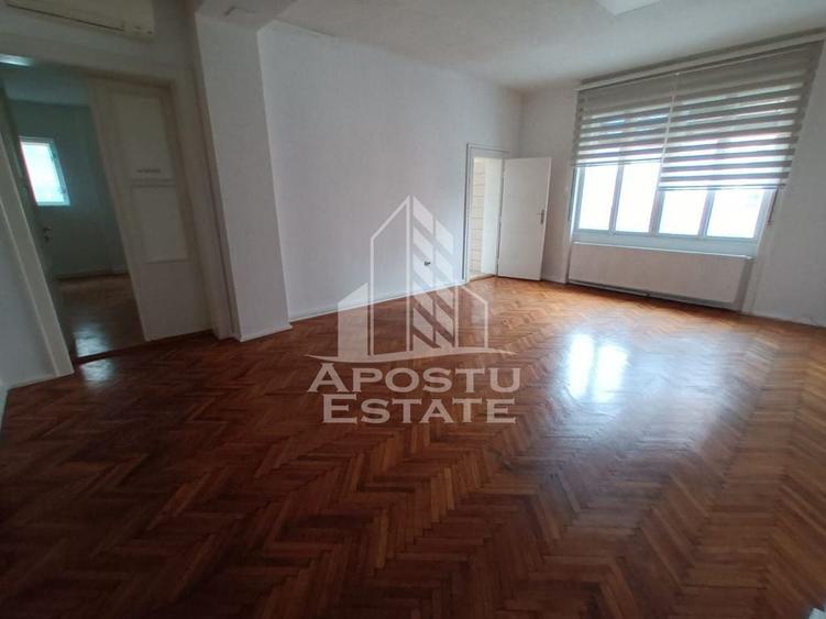 Apartament cu 3 camere decomandat în Central