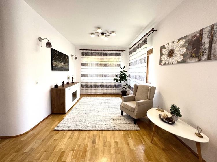 Casă individuală cu 5 camere cu Canalizare în Lunei