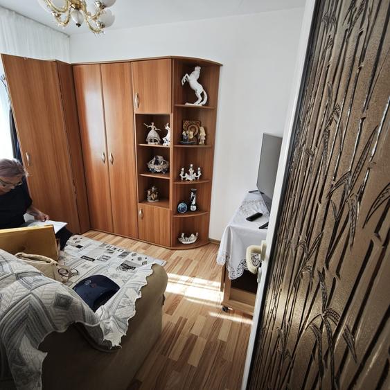 Apartament cu 3 camere semidecomandat în Exterior Vest