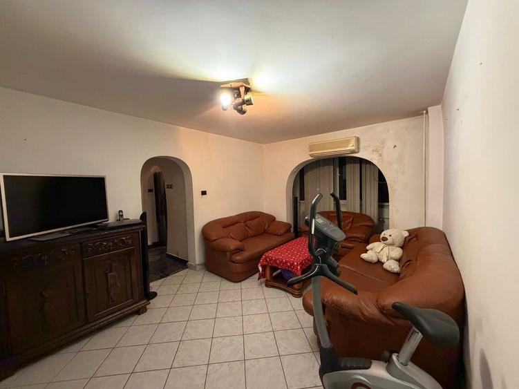 Apartament cu 4 camere semidecomandat în Micălaca